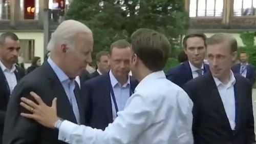 VIDEO Macron l-a întrerupt pe Biden, la G7, pentru a vorbi despre petrol în fața camerelor de filmat, o scenă care stârnește semne de întrebare