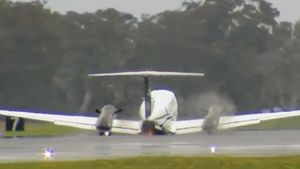 VIDEO Un avion a reușit o aterizare de urgență fără tren de aterizare în Australia