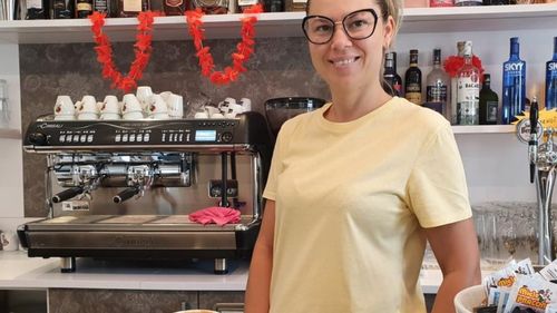 Româncă din Italia, proprietara unui bar, impresionată de gestul a trei tineri: au intrat noaptea și au băut bere. Au lăsat un bilet și banii / ”A fost un semn de respect pentru munca mea”