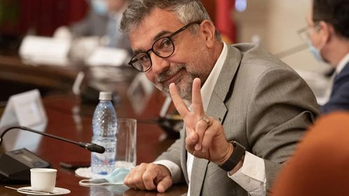 Ministrul Culturii vrea să-și ia doctoratul sub conducerea lui Constantin Chiriac, directorul Festivalului Internațional de Teatru de la Sibiu / Romașcanu e cel mai darnic ministru din ultimii 10 ani cu festivalul / ”A aduce asta în zona de conflict de interese mi se pare exagerat”