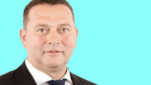 Fost șef de post cu diplomă obținută la o ”universitate” neacreditată și închisă de ANPC pe vremea când era student, numit subprefect de Alba la propunerea USR