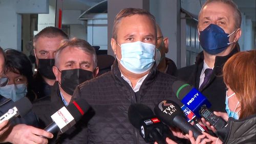 Nicolae Ciucă, în vizită la Vama Siret cu trei miniștri, șeful DSU și un secretar de stat, nu a anunțat nicio măsură concretă pentru refugiați, dar le-a mulțumit voluntarilor pentru ajutor