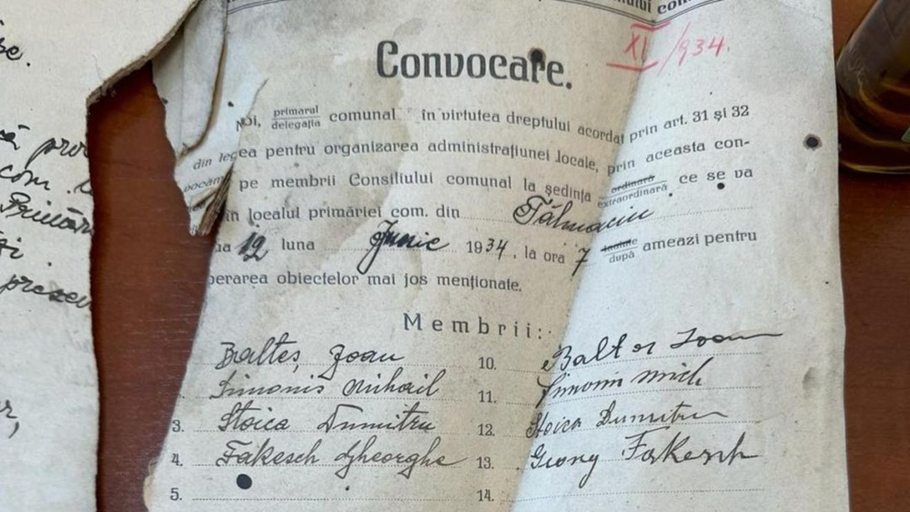 Documente vechi de 100 de ani, găsite în zidurile unei primării din Sibiu / Este posibil ca ele să fi fost ascunse înainte de emiterea Dictatului de la Viena