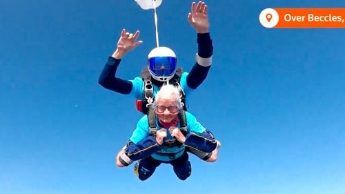 VIDEO Cadou neobișnuit la împlinirea vârstei de 102 ani: O britanică sare cu parașuta și bate un record