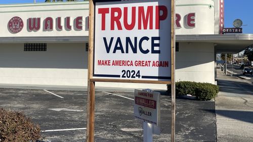 Un susţinător al lui Trump, arestat în Florida după ce a fluturat o macetă la o secţie de votare din Neptune Beach