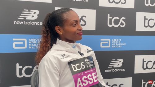 Etiopianca Tigst Assefa a câştigat Maratonul de la Londra, stabilind un nou record mondial exclusiv la feminin. La masculin s-a impus kenyanul Sabastian Sawe