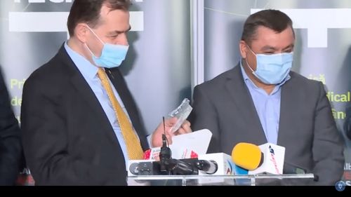 VIDEO Ludovic Orban, în vizită la Techtex: E important că o companie românească fabrică măşti foarte bune. Și nu numai, pentru prima dată în România se asigură și producţia stratului filtrant din cadrul măştilor FFP2
