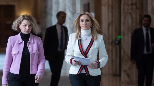 Ministerul Familiei: Gabriela Firea nu are legătură cu centrele de vârstnici vizate de percheziții, iar consiliera sa a demisionat din asociația menționată în anchetă / Potrivit anchetatorilor, zeci de beneficiari ar fi fost supuși „tratamentelor inumane ori degradante”