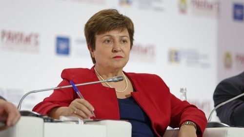 FMI: Economia mondială se redresează, dar ar putea fi afectată de majorarea ratelor la dobânzi