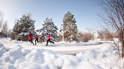 Cum te pregătești de alergare iarna: sfaturi practice despre echipament