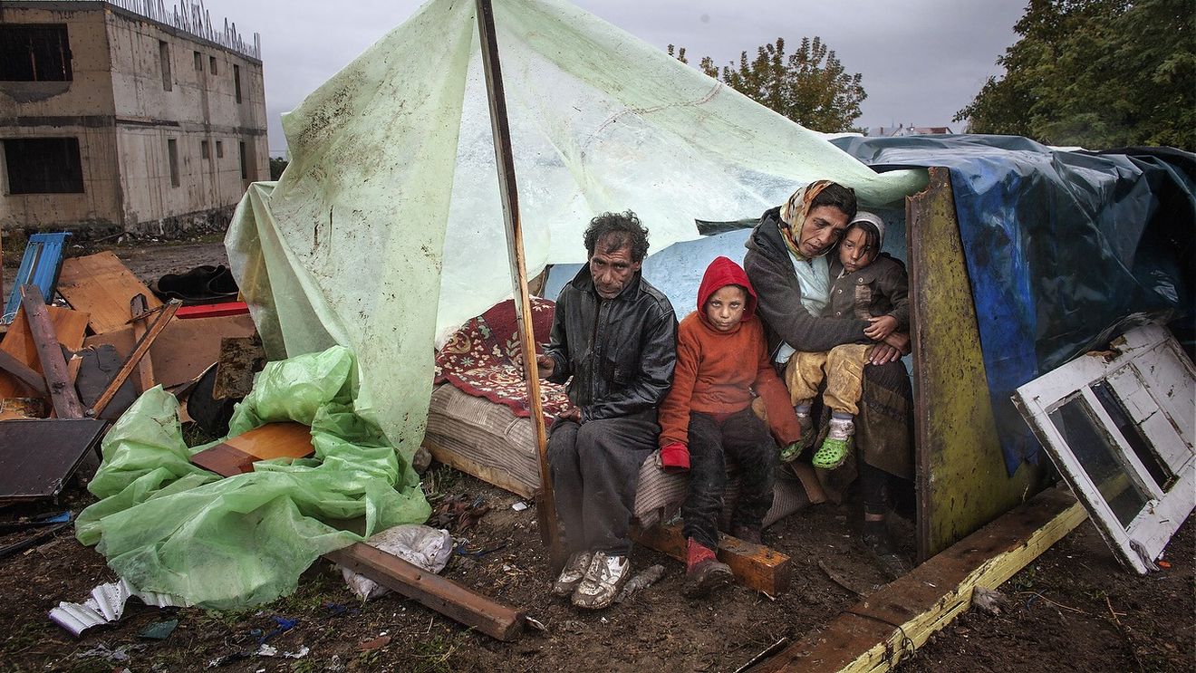 De 10 ani pe o groapă de gunoaie: Romii evacuați în 2013 din Eforie trăiesc în containere fără apă și lumină, deși trebuie să primească despăgubiri de aproape jumătate de milion de euro de la primărie/ Ce spune activistul Mugur Vărzariu, care i-a reprezentat în instanță