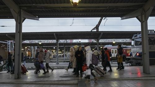 Amenzi de peste 160.000 de lei, date de ANPC în urma unor controale la firme din Gara de Nord din Bucureşti/ Unele nu aveau autorizaţie de funcţionare, iar la altele au fost găsite produse expirate şi mizerie