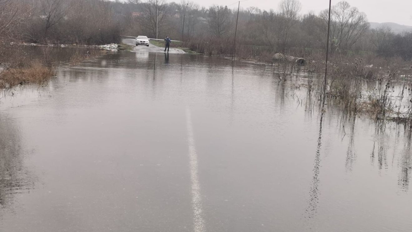 Drumul DJ109 din Satu Mare, închis circulației după ce porțiunea dintre Remetea Oaşului şi Călineşti Oaş a fost inundată