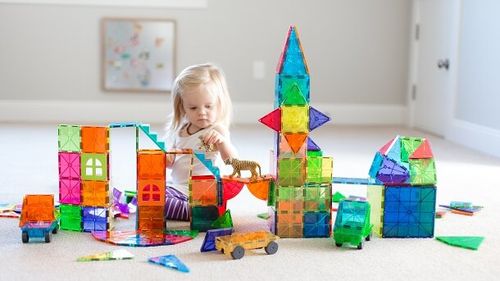 Jucăriile pentru Crăciun s-au scumpit. Află cum poți economisi pentru cadourile de sub brad (P)