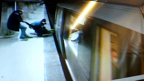 IMAGINI TERIBILE Digisport: Eroul care a salvat-o în ultima clipă de pe șinele de metrou pe adolescenta înainte să fie spulberată este fiul fostului fotbalist Dănuț Lupu