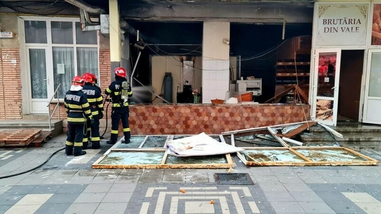 UPDATE Explozie la o brutărie din Pașcani. În interior se află două butelii de GPL. Locatarii unui bloc au fost evacuați de urgență. O persoană a fost rănită