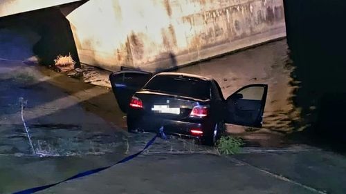 Giurgiu: Autoturism căzut în barajul de la Mihăileşti / Șoferul s-a autoevacuat