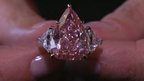 Diamantul roz uriaş „Fortune Pink”, vândut în 4 minute pentru o sumă de peste 28,6 de milioane de euro