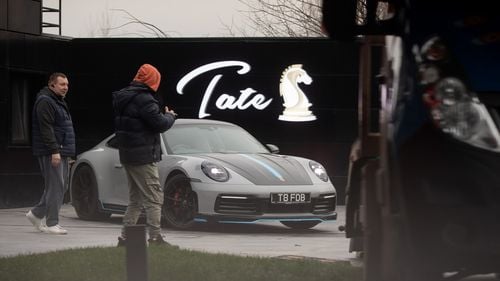 VIDEO De ce discursul fraților Tate prinde la tineri din România? Expert în comunicare și egalitate de gen: Motivele sunt legate de stereotipurile din societate, de dorința de a avea statut social, de lipsa educației sensibile la gen / Trei sfaturi ca să nu cazi în capcana influencerilor