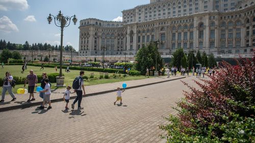 Porți deschise la Camera Deputaților, de Ziua Copilului / În program, spectacole de teatru și de magie, întâlniri cu personaje fantastice, animatori pe picioroange, tobogane gonflabile