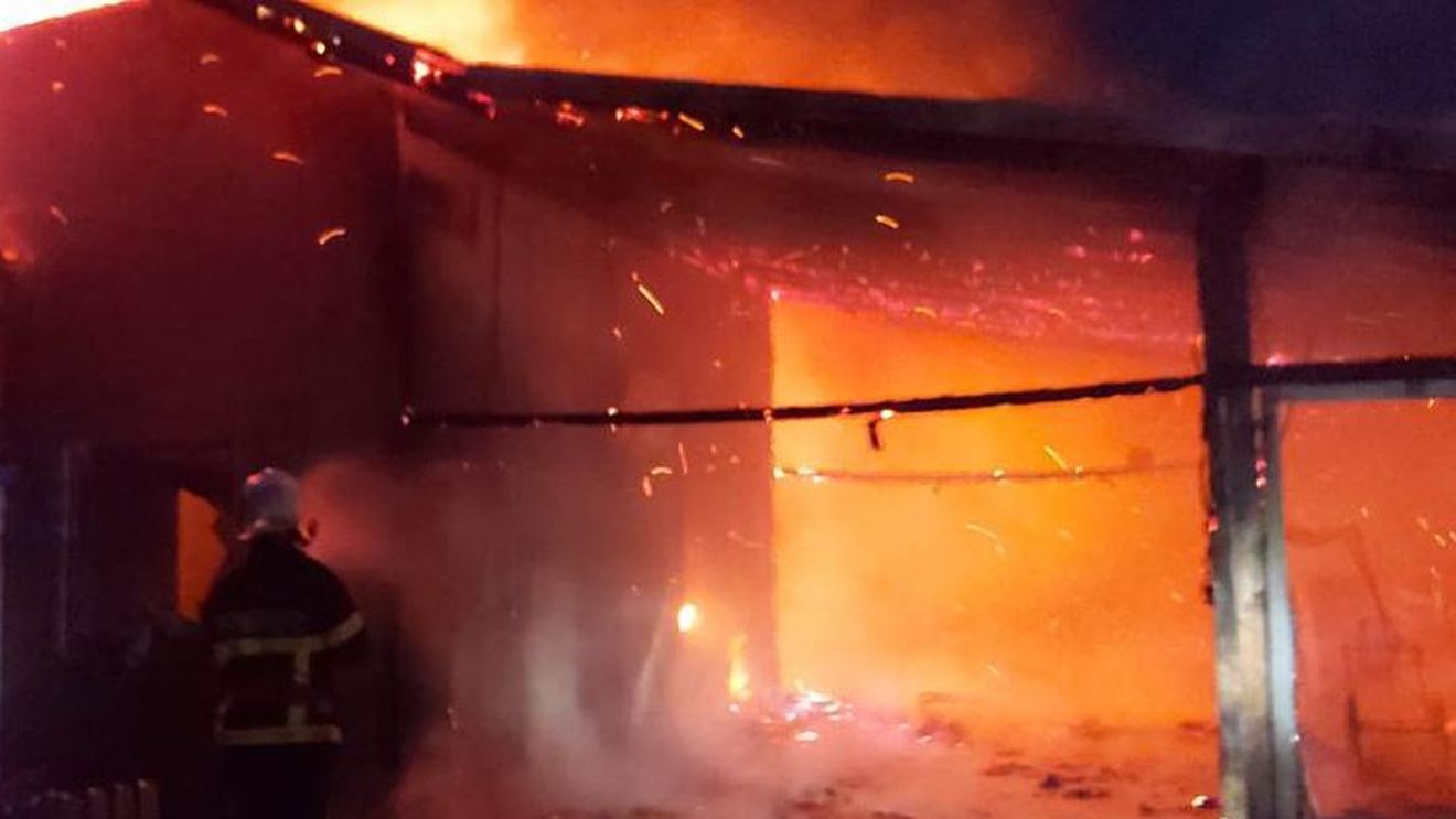 Argeş: Incendiu într-o fabrică de turnare a metalelor neferoase din Piteşti / Mai mulţi muncitori s-au evacuat sau au fost scoşi de pompieri
