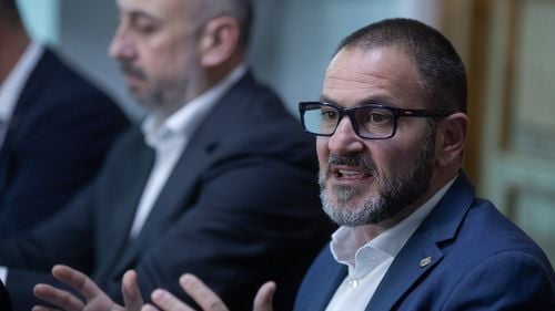 Șeful ANPC, Horia Constantinescu, prezintă un imobil despre care afirmă că, alături de altele, aparţine direct sau indirect unuia dintre cei mai vehemenţi contestatari ai săi, funcţionar public de 11 ani: Voi transmite sesizare complexă către DNA și ANI