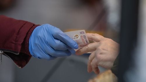 OFICIAL: Guvernul mărește impozitul pe dividende de la 5% la 8% începând de anul viitor. Cresc accizele la alcool și tutun, cresc impozitele la jocurile de noroc, TVA pentru băuturile cu zahăr crește la 19%