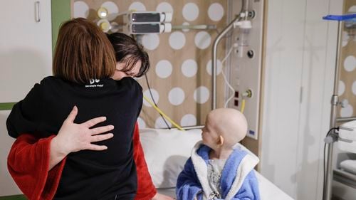 VIDEO Spitalul construit din donații de asociația „Dăruiește Viață” a început să funcționeze: au fost mutați din clădirea veche a spitalului „Marie Curie” copiii de la oncologie, neurochirurgie, chirurgie și ATI / Primii copii au fost deja operați în noua secție / „E minunat că pot veni cu copilul meu acasă, în România”