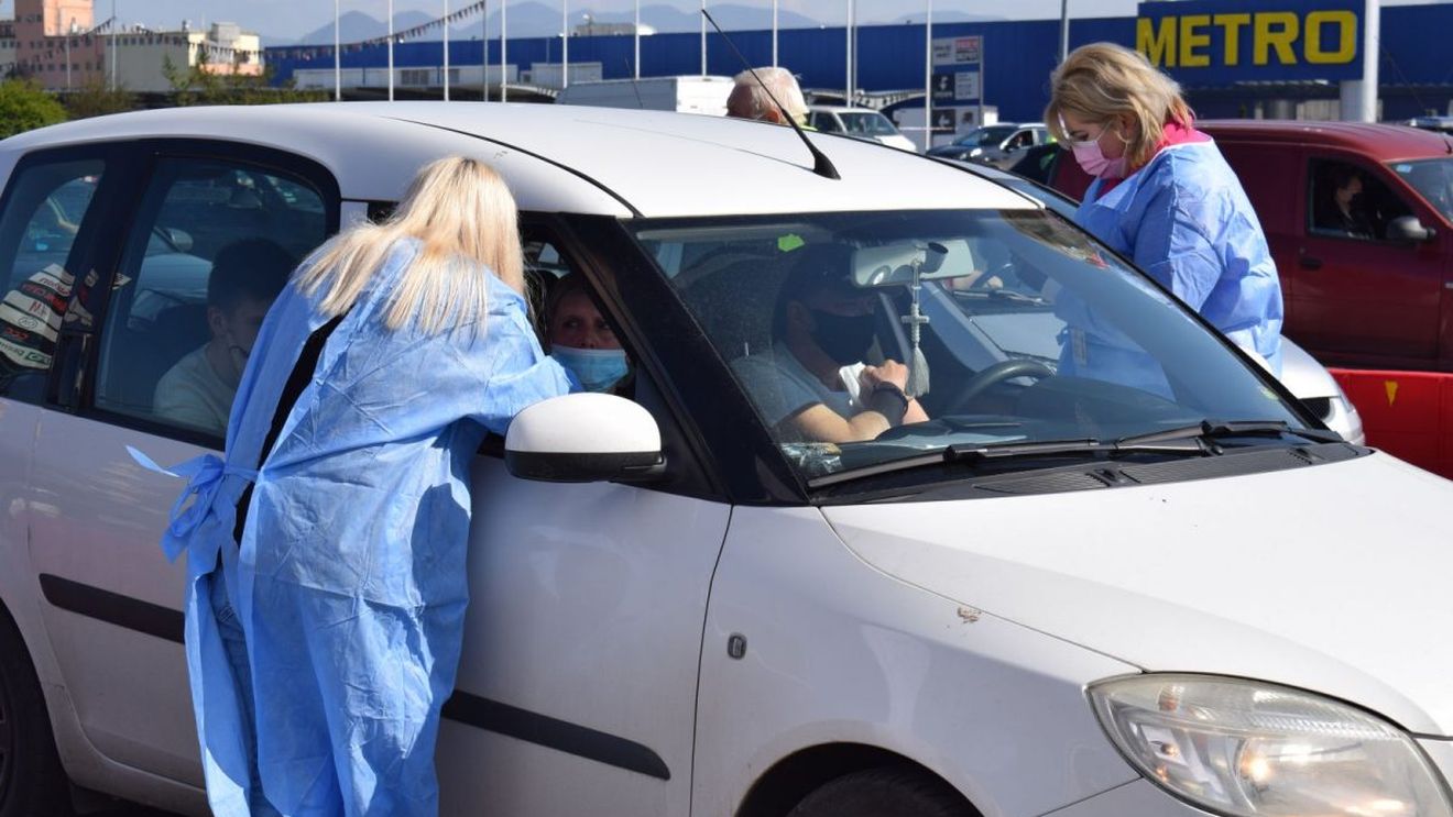 REPORTAJ Primul centru de vaccinare direct din maşină a strâns la Deva oameni din toată regiunea