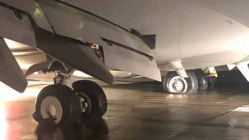 UPDATE FOTO Cluj: Avion Boeing cu incendiu la trenul de aterizare. Aeroportul a fost închis temporar / Aeronava venea din Egipt. Pasagerii sunt evacuați normal