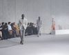 Saint Laurent primăvară-vară 2027 la Paris: cum renunță Anthony Vaccarello la negrul care a definit casa