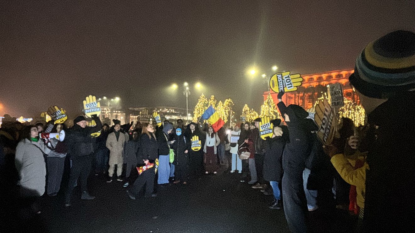 VIDEO Protest pentru justiție la guvern: „Bolojan, te sună România” / ”Bolojane, du gunoiu, dă-l afară pe Predoiu!” / Mai mulți provocatori cu măști pe față, scoși de jandarmi din mulțime