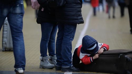 Peste o mie de refugiaţi din Ucraina, cetăţeni azeri, au ajuns în gara Cristeşti din judeţul Iaşi şi vor fi transportaţi cu un tren la Bucureşti. Ei vor fi cazați la Romexpo
