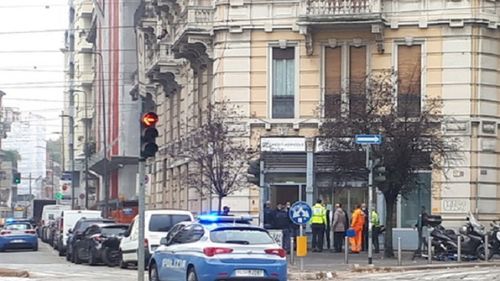 Digi24: Jaf cu luare de ostatici la o bancă din Milano. Hoții au fugit prin canalizare cu banii