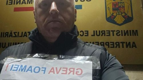 Liderul Sindicatului Liber „Navalistul” a intrat în greva foamei în fața sediului Ministerului Economiei pentru a atrage atenţia asupra situaţiei financiare a şantierului naval din Mangalia