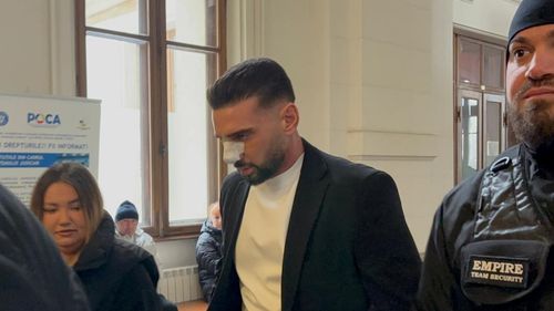 VIDEO Dorian Popa, la Curtea de Apel București, unde este judecat pentru conducerea sub influența drogurilor / Vloggerul, bandajat la nas, a venit înconjurat de bodyguarzi