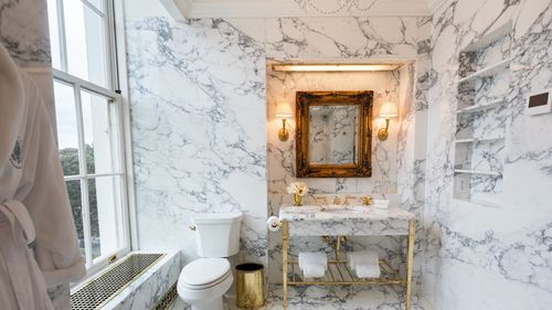 Donald Trump se mândreşte cu renovarea unei băi din Casa Albă: marmură albă pe podea şi pe pereţi, robinete aurii şi un candelabru pe tavan