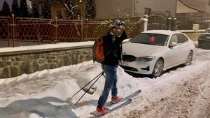 VIDEO Un sibian, surprins mergând cu schiurile prin oraș, miercuri dimineață: ”Unde mergi?” ”La muncă!”