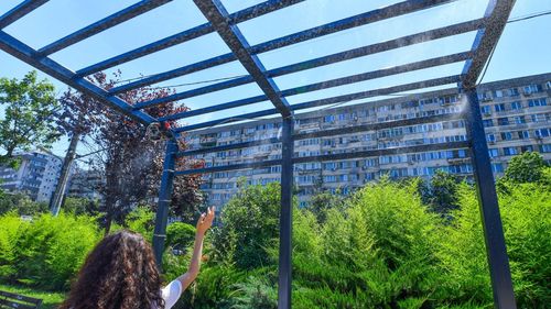 UPDATE Primul duș stradal din Bucureşti, montat de Primăria Sectorului 6, s-a stricat la puțin timp după instalare / Instituția a trimis o echipă pentru reparații