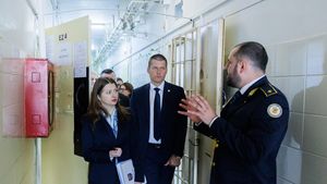 Alina Gorghiu şi omoloaga sa din Republica Moldova, vizită la penitenciarul din Mioveni, oraş în care urmează să fie construite aproape 200 de locuri noi de detenţie