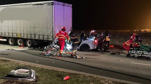 Doi morți și alte două persoane grav rănite, într-un accident în Sibiu / Un autoturism a intrat într-un tir parcat în fața unui centru comercial