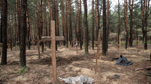 Mărturii cutremurătoare ale jurnaliștilor Associated Press care au identificat 10 locuri de tortură din Izium: ”O groapă adâncă, fără soare, o închisoare subterană care duhnea a urină și mâncare în putrefacție, soldați inconștienți expuși soțiilor”