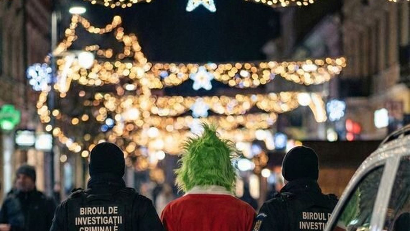 Tânăr de 23 ani, supranumit de poliţişti „Grinch-ul decorurilor festive”, reţinut în Bistrița Năsăud pentru furt şi distrugere