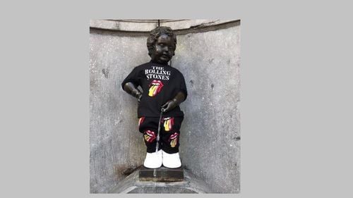 Statuia Manneken-Pis din Bruxelles, îmbrăcată în costum de la trupa Rolling Stones, care susține luni un concert