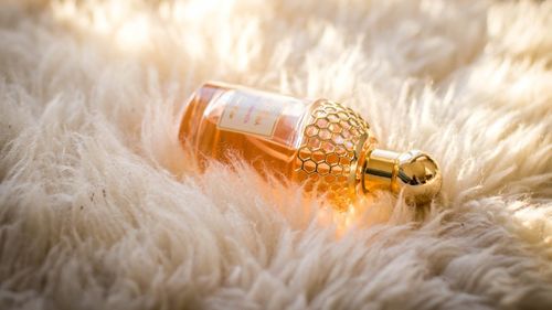 Producătorii europeni de parfumuri şi cosmetice se confruntă cu o penurie de materii prime din cauza războiului din Ucraina