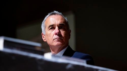 Politologul Corneliu Bjola: Georgescu are un discurs „naţional-ceauşist”. El nu a apărut întâmplător. Sunt oameni în jurul lui care au pierdut enorm prin integrarea României în NATO şi UE şi care „urăsc” această traiectorie