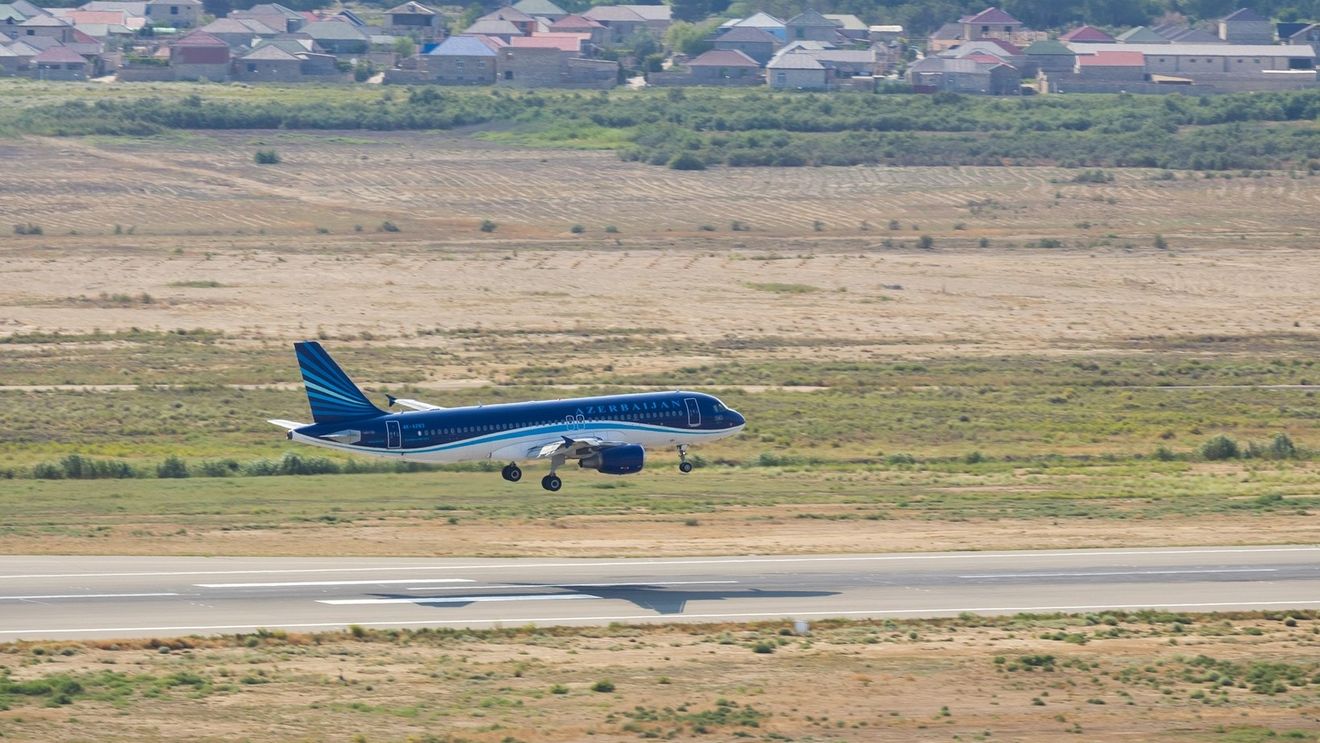 Azerbaijan Airlines suspendă zborurile către şapte oraşe din Rusia după prăbușirea avionului din Kazahstan