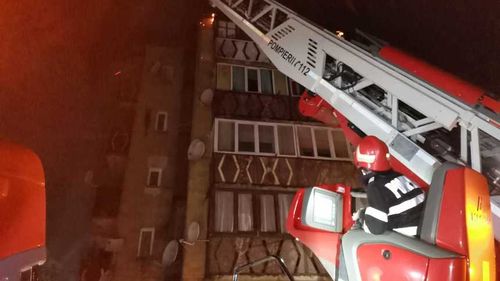 VIDEO Incendiu violent la acoperişul unui bloc din Bistriţa-Năsăud/ 180 de persoane au fost evacuate, fiind cazate în sala de sport a localităţii/ Au fost afectate de fum şi smoală topită 13 garsoniere