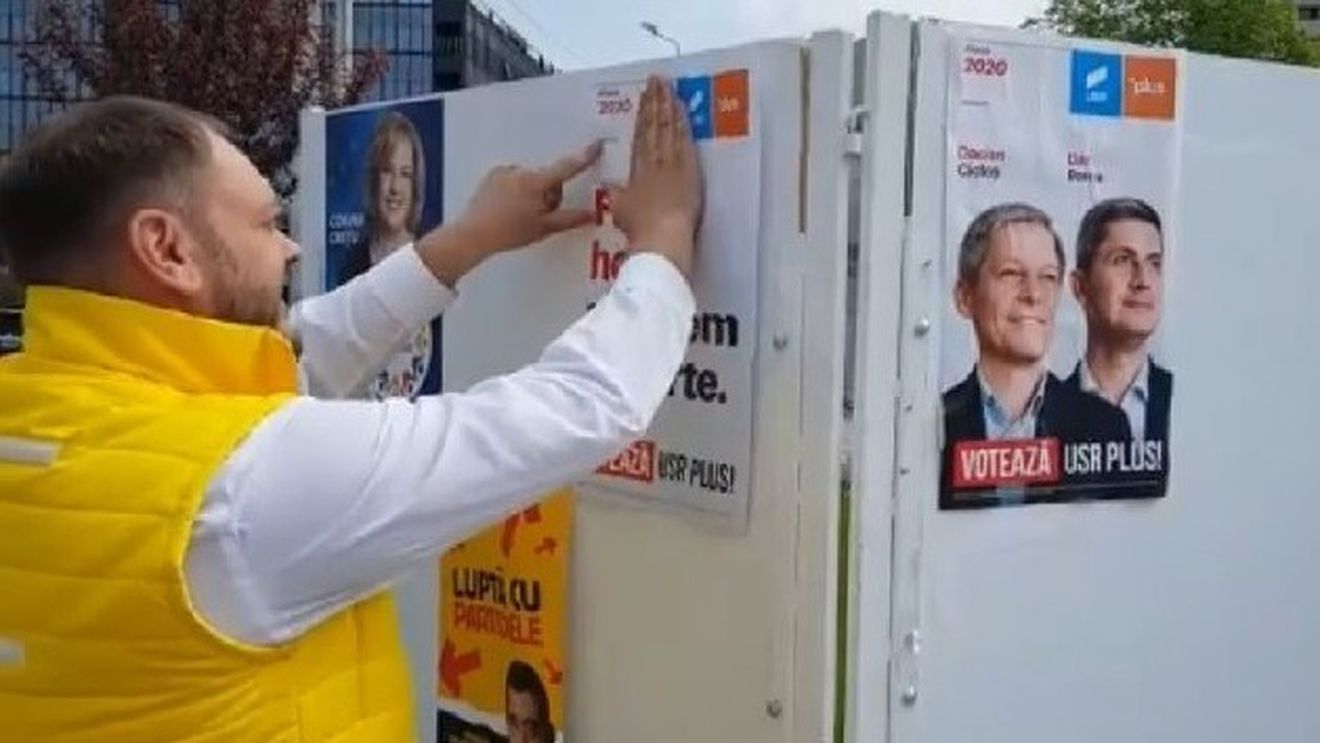 Un consilier PNL, filmat în timp ce lipea afişe de la USR - PLUS în Iași