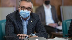 Ministrul Culturii, testat pozitiv la COVID-19: ”M-am izolat imediat” / Va lucra în regim de telemuncă până luni